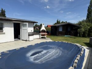 Pool und Anbau